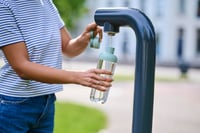 Športová fľaša Mepal Vita 500 ml vo farbe Nordic sage, s dvoma otvormi, znovupoužiteľná fľaša na pitie 4
