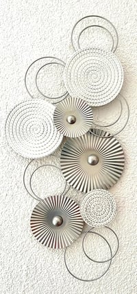 MF Sixo 3D Fém Fali Dekoráció - Modern Körkörös Mintázat, Ezüst-Fehér Színkombináció, 83x38 cm, Nappali Díszítésére 5