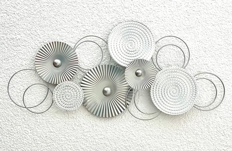 MF Sixo 3D Fém Fali Dekoráció - Modern Körkörös Mintázat, Ezüst-Fehér Színkombináció, 83x38 cm, Nappali Díszítésére