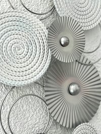 MF Sixo 3D Fém Fali Dekoráció - Modern Körkörös Mintázat, Ezüst-Fehér Színkombináció, 83x38 cm, Nappali Díszítésére 3