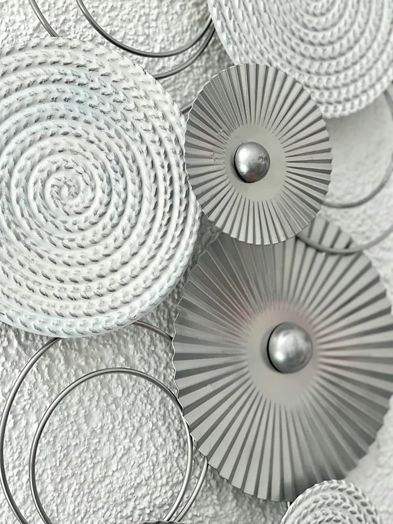 MF Sixo 3D Fém Fali Dekoráció - Modern Körkörös Mintázat, Ezüst-Fehér Színkombináció, 83x38 cm, Nappali Díszítésére