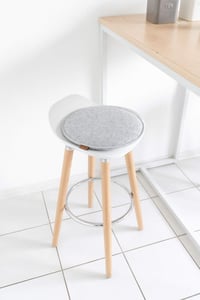 Dizajnový plstený okrúhly sedák Miqio s protišmykovou úpravou | 35 cm | súprava 2 ks | do interiéru aj exteriéru | recyklovaný PET | umývateľný | svetlosivý 6