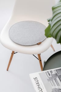 Dizajnový plstený okrúhly sedák Miqio s protišmykovou úpravou | 35 cm | súprava 2 ks | do interiéru aj exteriéru | recyklovaný PET | umývateľný | svetlosivý 2