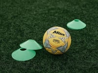 Futbalová lopta Mitre Impel Evo – Tréningová lopta s technológiou Hyperseam, fluoreskujúca žltá/čierna/sivá, veľkosť 5 7
