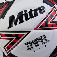Futbalová lopta Mitre Impel Evo | Odolná tréningová lopta | Technológia Hyperseam | Biela/Čierna/Červená | Veľkosť 4 | 63,5-66 cm 4