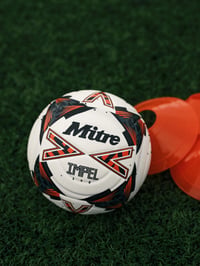 Futbalová lopta Mitre Impel Evo | Odolná tréningová lopta | Technológia Hyperseam | Biela/Čierna/Červená | Veľkosť 4 | 63,5-66 cm 7
