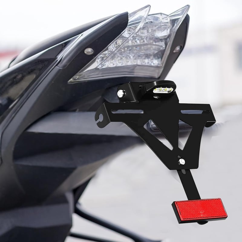 Mocoli Univerzális motor rendszámtartó hátsó lámpával és piros fényvisszaverővel fekete vázhoz, legtöbb motor modellhez