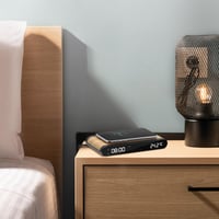 Ceas deșteptător MOOOV 477349 cu încărcător wireless, inducție 15W și port USB-C, afișaj temperatură, design cu aspect de lemn 6