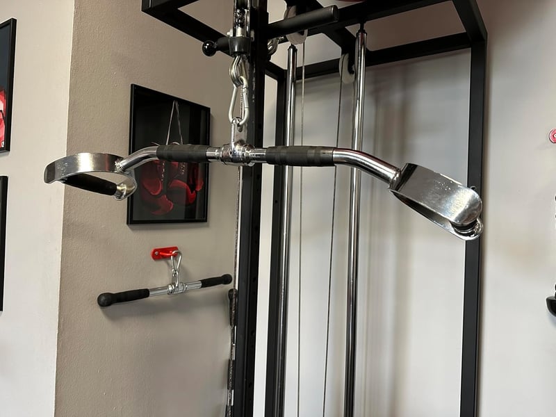 MuscleForge Forgó Fogantyú Kábeles Géphez - 70 cm Hammer Grip Acél Lat Húzórúd Edzőtermi Felszerelés Felsőtest Erősítéshez