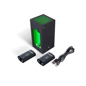 Nacon postaja za punjenje Xbox kontrolera s 2 vanjske baterije i USB-C kabelom — Jedna baterija je malo oštećena (stanje: vidi drugu sliku)