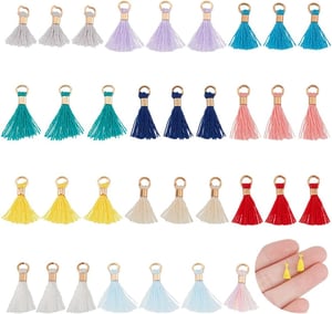 nbeads set 65 mini ciucuri colorați pandantive, accesorii pentru genți, brelocuri, șnururi decorative, 1 cm lungime, 2 mm grosime, cu gaură de 1,5 mm