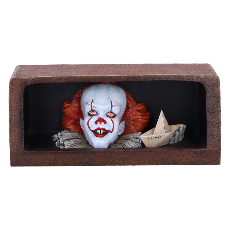 Svietiaca figúrka Nemesis Now IT Pennywise 20 cm – Oficiálny produkt IT To, ručne maľovaná dekorácia