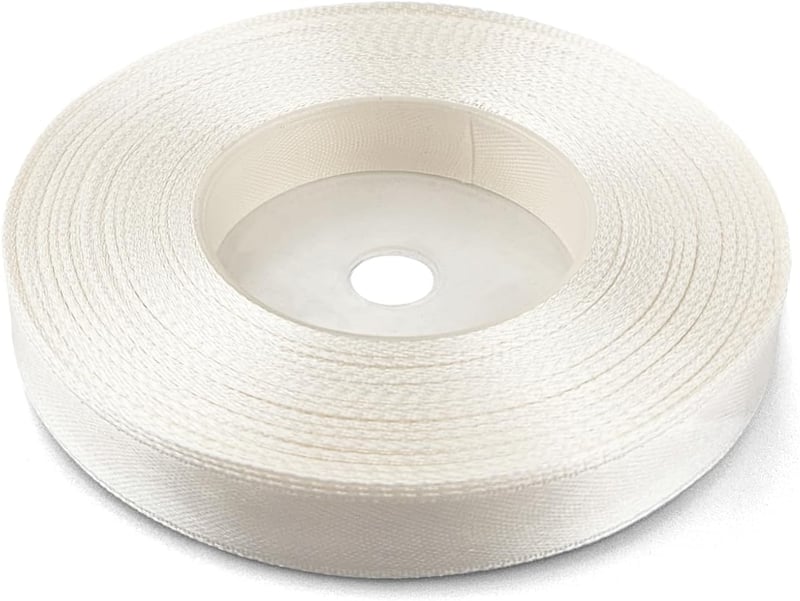 Netuno szatén szalag 12mm x 32m világos ekrü színű dekoratív tekercs kézműveskedéshez esküvőhöz ajándékcsomagoláshoz