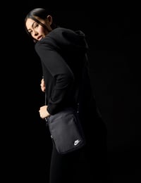Geantă Crossbody/Borsetă Nike Heritage DB0456 4L – Negru/Alb, Geantă de Umăr Unisex pentru Utilizare Zilnică 2