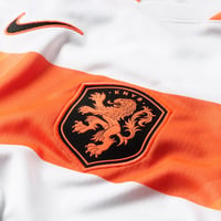 Detský dres Nike Holandsko – vonkajší, 13/15 rokov – Futbalový dres Dri-FIT Stadium Away – WM 2026 Euro Fan Jersey, biela/Hyper Crimson 9