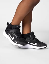 Detské športové tenisky Nike Revolution 7 – Čierna/Biela – Veľkosť 28,5 (EU) – FB7690-003 – Tréningová obuv pre batoľatá 2