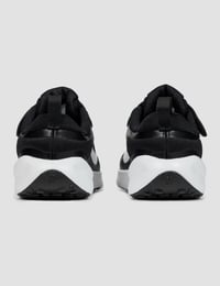 Detské športové tenisky Nike Revolution 7 – Čierna/Biela – Veľkosť 28,5 (EU) – FB7690-003 – Tréningová obuv pre batoľatá 6