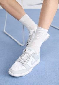 Nike Sportswear DUNK RETRO sportcipő fehér szürke árnyalatban, utcai és mindennapi viselet 3