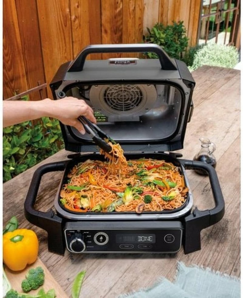 Ninja Woodfire Elektromos Grillsütő és Füstölő 7 az 1-ben Kültéri Grillezéshez