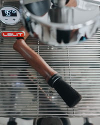 Perie de curățat pentru espressor și râșniță de cafea Normcore Barista, pentru utilizare acasă sau în cafenele, cu mâner din lemn de stejar american 2