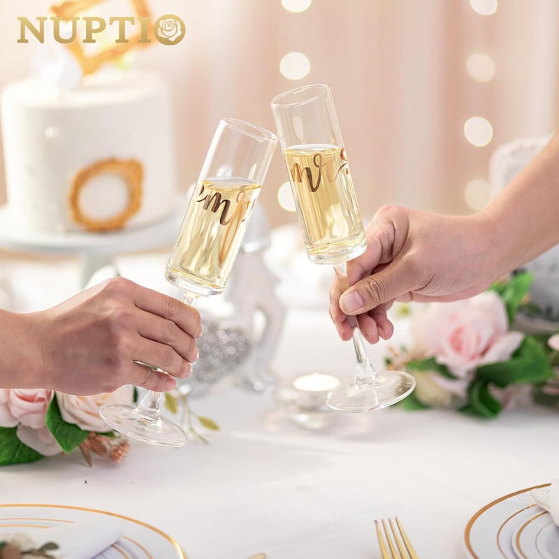 NUPTIO Arany Pezsgőspohár Szett Mr & Mrs Felirattal - 2 db Elegáns Gravírozott Üvegpohár Esküvőre, Évfordulóra, Eljegyzésre