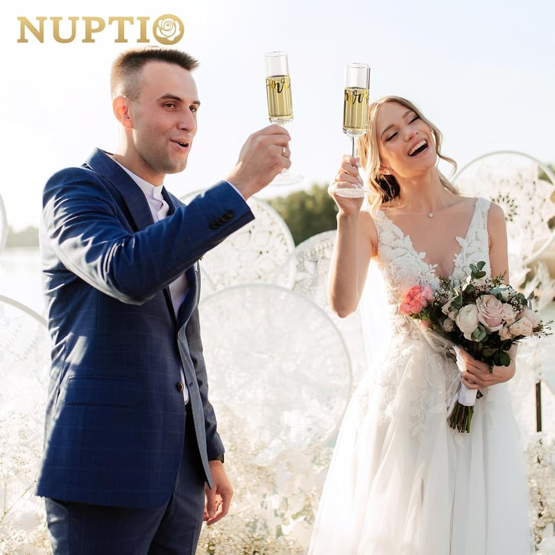 NUPTIO Arany Pezsgőspohár Szett Mr & Mrs Felirattal - 2 db Elegáns Gravírozott Üvegpohár Esküvőre, Évfordulóra, Eljegyzésre