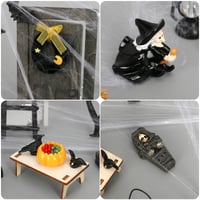 NVGVUP Halloweenska dekorácia do domčeka pre bábiky, miniatúrna súprava trpasličích dverí, pavúk, netopier, tekvica, kostra, náhrobný kameň, metla, čarodejnica, čierna, 20x15x10 cm 5