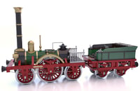 Occre Adler Lokomotíva 1:24 Drevená modelová stavebnica - s červenými detailmi, kovovými súčasťami, pre zberateľov 1