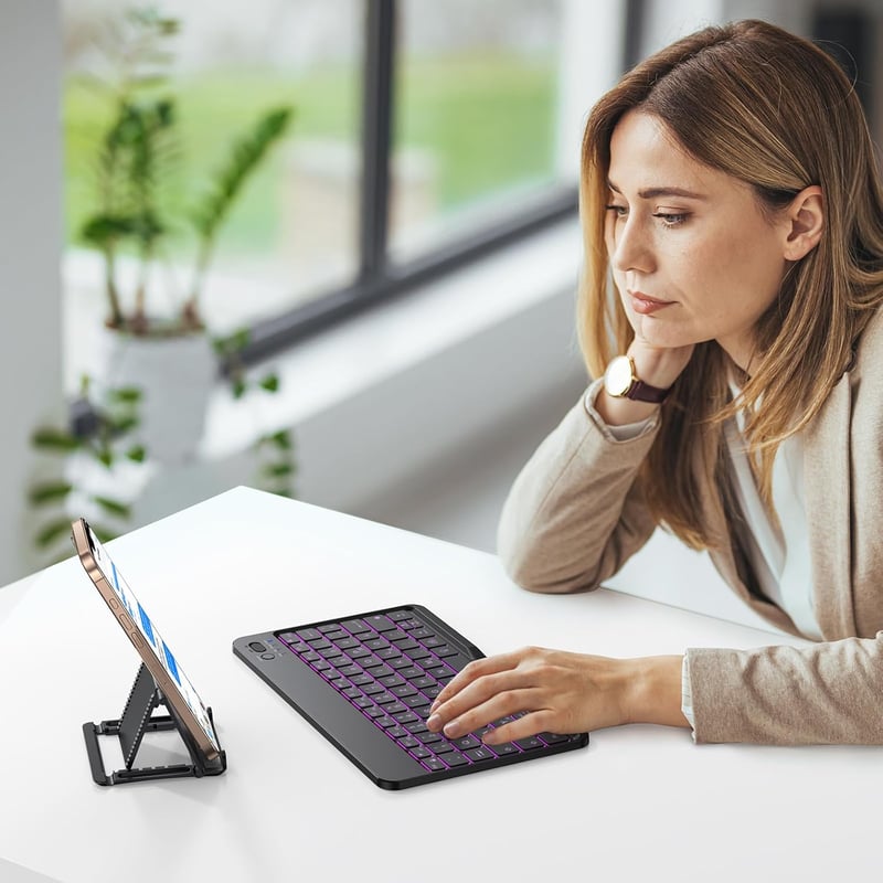 OMOTON Bluetooth Billentyűzet iPad iPhone Android Windows Telefonos Tartóval Háttérvilágítás Újratölthető QWERTZ