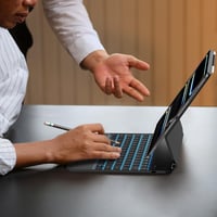 OMOTON iPad Pro 13 M4 Bluetooth Billentyűzet Tok Trackpad-dal, QWERTZ DE Layout, Fekete 6
