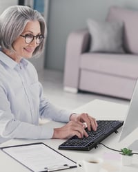 OMOTON Világító Billentyűzet QWERTZ USB-A/C Fekete Nagyobb Gombokkal Időseknek 8