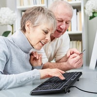 OMOTON Világító Billentyűzet QWERTZ USB-A/C Fekete Nagyobb Gombokkal Időseknek 4