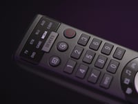 Univerzálny diaľkový ovládač One for All Smart Control Pro 8 URC7981 – pre TV, set-top box, Blu-ray, audio a streamovacie zariadenia 5