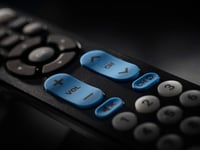 Univerzálny diaľkový ovládač One for All URC6821 Big Button – čierny, s modrými prvkami, 1 ks 4