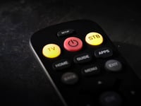 Univerzálny diaľkový ovládač One for All URC6821 Big Button – čierny, s modrými prvkami, 1 ks 6