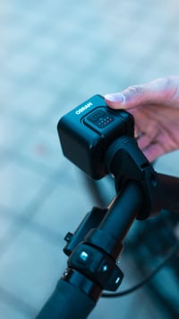Nabíjateľná sada cyklistických svetiel Osram LEDsBIKE COMPACT 100 – predné a zadné svetlo, brzdové svetlo, StVZO, držiak kompatibilný s Garmin, 100 luxov 10
