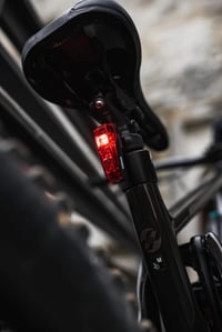 OSRAM LEDsBIKE Race 50 set punjivih svjetala za bicikl, prednje i stražnje LED svjetlo, 50 luksa, StVZO odobreno, bijela, 3 razine svjetline 9