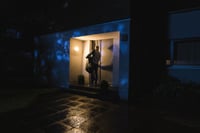 Lampă de exterior Osram Smart+ WiFi cu cameră HD integrată și senzor de mișcare, 3000K alb cald, IP44, pentru ușă de intrare și garaj 4