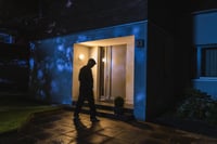 Lampă de exterior Osram Smart+ WiFi cu cameră HD integrată și senzor de mișcare, 3000K alb cald, IP44, pentru ușă de intrare și garaj 3