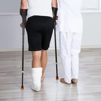 OUUTMEE Összecsukható Könyökmankó Felnőtteknek, Könnyű Fekete Rehabilitációs Mankó 6