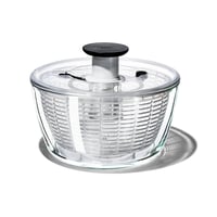 Sklenená odstredivka na šalát OXO Good Grips 5,9 l – pumpovanie jednou rukou, integrovaná brzda, kôš využiteľný aj ako cedidlo 1