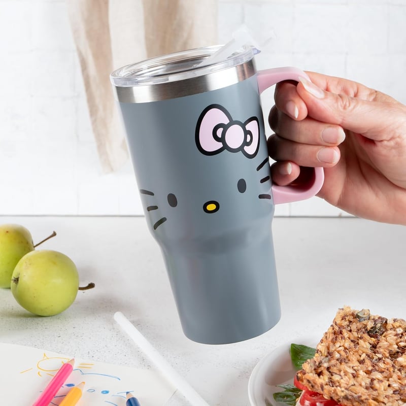 p:os Hello Kitty ivópohár fedéllel és szívószállal 540ml szürke