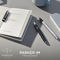 Roller Parker IM v matne čiernom vyhotovení s čiernymi detailmi, s tenkým hrotom, čiernou náplňou a darčekovou krabičkou 6
