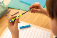 Stilou Pelikan griffix pentru dreptaci, verde - Stilou ergonomic pentru învățarea scrisului, cu peniță din oțel inoxidabil și cartuș 8