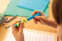 Stilou Pelikan griffix pentru dreptaci, verde - Stilou ergonomic pentru învățarea scrisului, cu peniță din oțel inoxidabil și cartuș 7