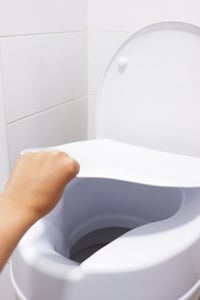 PEPE Mobility WC nadstavec s vekom 10 cm, biely ortopedický zdvihák — prasklina na plastových pántoch (stav: pozri 2. obrázok) 9