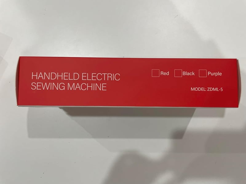 PiAEK Mini hordozható kézi varrógép elektromos fehér piros, kezdőknek ruhajavító és barkács DIY varráshoz utazáshoz