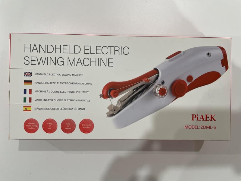 PiAEK Mini hordozható kézi varrógép elektromos fehér piros, kezdőknek ruhajavító és barkács DIY varráshoz utazáshoz