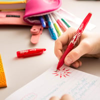 PILOT FriXion Ball 0.7 vymazateľné gélové pero + 3 náhradné náplne – plniteľné, vyrobené z recyklovaného plastu – čierne – stredný hrot 7