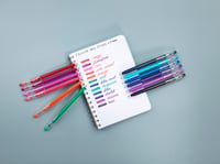 Sada 12 vymazateľných gélových pier PILOT FriXion Ball Stick – 4 modré, 4 čierne, 2 červené, 2 zelené – stredný hrot – do školského peračníka 6